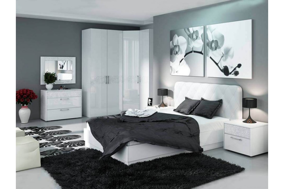 Спальня с белыми обоями и белой мебелью